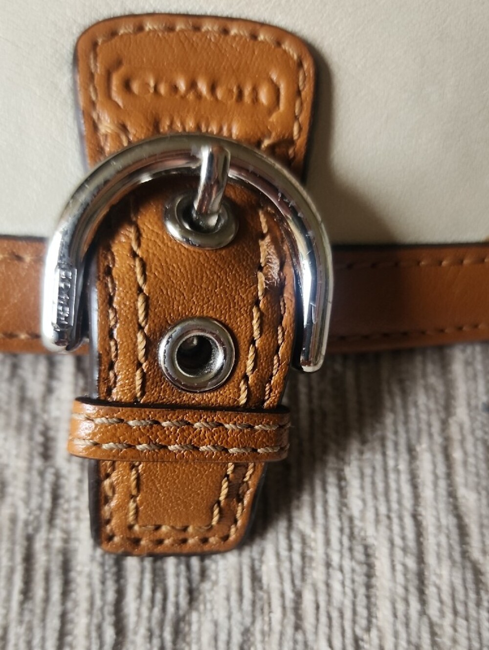 Coach Cream and Tan Leather Buckle Wallet 2004 - Picture 5 of 13
